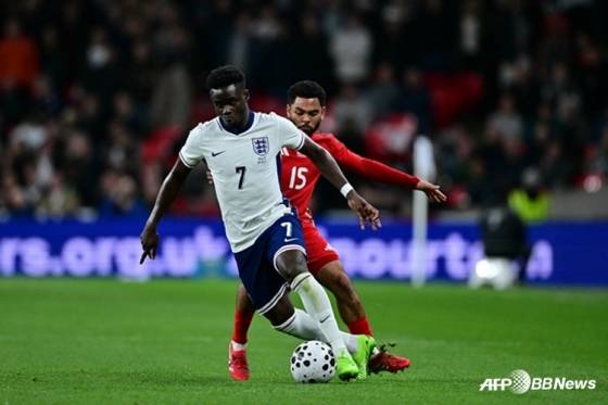 부카요 사카(7번)가 10일(한국시간) 영국 런던의 웸블리 스타디움에서 열린 잉글랜드 대 웨일스의 평가전에서 볼을 컨트롤하고 있다. /AFPBBNews=뉴스1