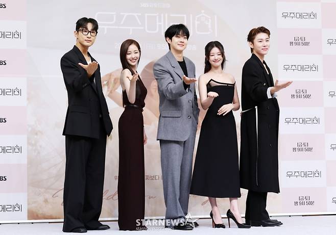 배우 배나라, 신슬기, 최우식, 정소민, 서범준이 10일 서울 양천구 목동 SBS 사옥에서 진행된 SBS 새 금토드라마 '우주메리미' 제작발표회에 참석해 포즈를 취하고 있다. /2025.10.10 /사진=김휘선 hwijpg@