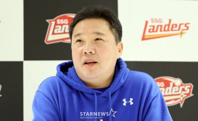 박진만 삼성 감독이 10일 준PO 2차전을 앞두고 취재진과 인터뷰를 하고 있다. /사진=강영조 선임기자