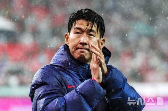 10일 서울 마포구 서울월드컵경기장에서 열린 남자 축구 국가대표 10월 A매치 친선전 대한민국과 브라질의 경기가 끝난 뒤 손흥민이 팬들에게 인사를 하고 있다. /사진=뉴시스