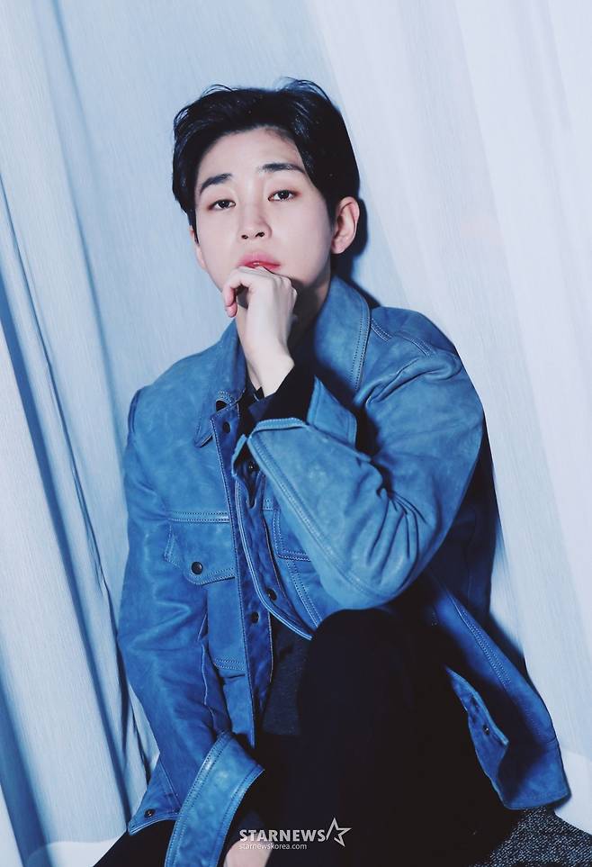 가수 딘딘이 서울 종로구 스타뉴스 사옥에서 진행된 '2023 아시아 아티스트 어워즈 인 필리핀'(2023 Asia Artist Awards IN THE PHILIPPINES, 이하 2023 AAA) 수상 인터뷰에 앞서 포즈를 취하고 있다. 딘딘은 '2023 AAA'에서 AAA 베스트 초이스를 수상했다. 딘딘은 지난해 데뷔 10년 차로 2023년에 '로그아웃', '인생네컷(Feat. Leellamarz)', '이런 사랑 하지 마세요(Feat. 테이)', '속는 중이야', '울었어 (Feat. 정승환)', '했잖아' 등 여섯 개의 싱글을 발매했다. 또 KBS 2TV '1박2일 시즌4', SBS '순간포착 세상에 이런일이', SBS 라디오 파워FM '딘딘의 Music High(뮤직하이)' 등 쉼 없는 방송 활동에도 가수로서의 본업을 등한시하지 않았다. 그 결과, 'AAA'에서 당당하게 아티스트로 설 수 있었다. /사진=김창현