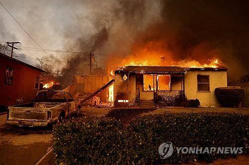 1월 LA산불때 불타는 가옥 [로이터 연합뉴스 자료사진. 재판매 및 DB 금지]