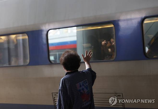 작별의 시간 추석 연휴 막바지인 10월 9일 서울역에서 기차 이용객들이 작별인사를 하고 있다. [연합뉴스 자료사진]