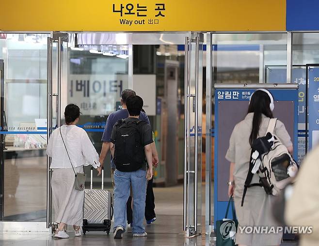 '다시 일상으로' 추석 연휴 마지막 날인 10월 9일 KTX 울산역에서 귀경객들이 열차를 타러 이동하고 있다.[연합뉴스 자료사진]