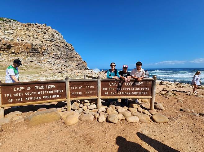 2024년 12월 31일 희망봉 푯말에서 기념촬영하는 관광객 [촬영 유현민]