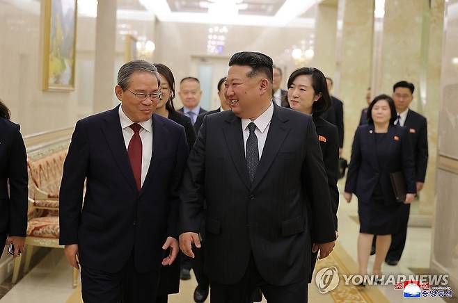 김정은, 리창 중국 총리 접견 (평양 조선중앙통신=연합뉴스) 김정은 국무위원장이 지난 9일 중국 당 및 정부 대표단을 인솔하고 북한을 공식 친선 방문 중인 중국공산당 중앙위원회 정치국 상무위원회 위원이자 중국 국무원 총리 리창을 접견하고 친선적인 담화를 나눴다고 조선중앙통신이 10일 보도했다. 2025.10.10 
    [국내에서만 사용가능. 재배포 금지. For Use Only in the Republic of Korea. No Redistribution] nkphoto@yna.co.kr
