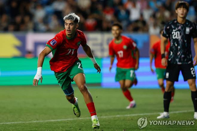신민하의 자책골에 기뻐하는 모로코의 야시르 자비리 [AFP=연합뉴스]