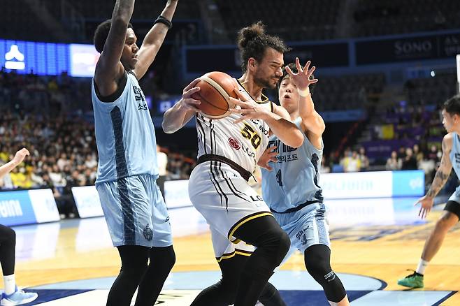 공 지키는 마레이 [KBL 제공. 재판매 및 DB 금지]