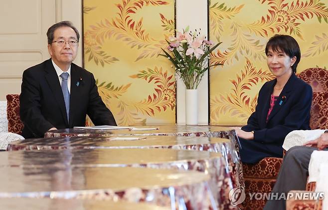 다카이치 자민당 총재(오른쪽)와 사이토 공명당 대표 (도쿄 지지·EPA=연합뉴스) 다카이치 사나에 일본 집권 자민당 총재와 사이토 데쓰오 공명당 대표가 회담 전 촬영에 응하고 있다.