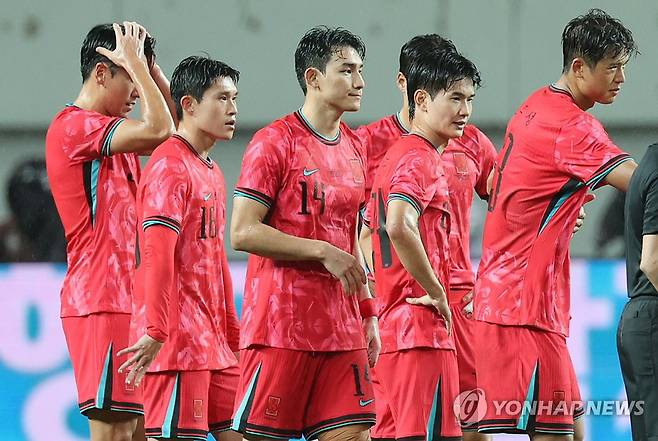 5-0 패배한 한국 (서울=연합뉴스) 이동해 기자 = 10일 서울 마포구 서울월드컵경기장에서 열린 한국과 브라질 축구 대표팀의 친선경기. 5-0으로 패배한 한국 선수들이 아쉬워하고 있다. 2025.10.10 eastsea@yna.co.kr