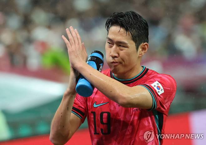 교체로 물러나는 이강인 (서울=연합뉴스) 이동해 기자 = 10일 서울 마포구 서울월드컵경기장에서 열린 한국과 브라질 축구 대표팀의 친선경기. 이강인이 교체로 물러나며 손을 흔들고 있다. 2025.10.10 eastsea@yna.co.kr