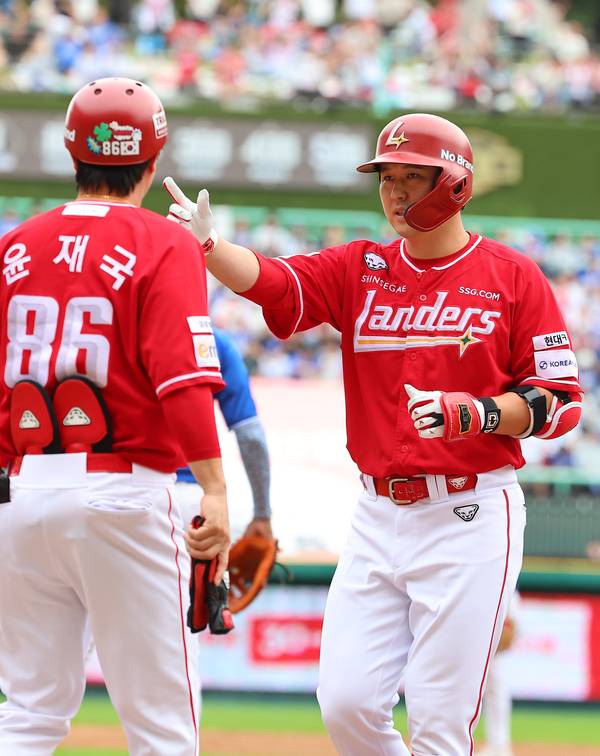 11일 인천 SSG랜더스필드에서 열린 2025 프로야구 KBO리그 포스트시즌 준플레이오프 2차전 삼성 라이온즈와 SSG 랜더스의 경기. 3회말 2사 2루 상황 SSG 최정이 1타점 적시타를 친 뒤 세레머니 하고 있다. 2025.10.11 /연합뉴스