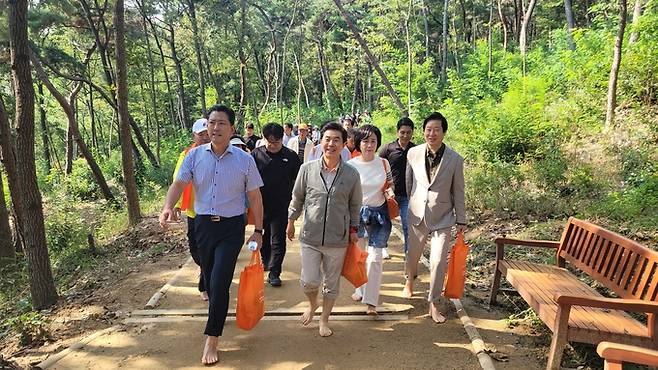 ▲ 김장호 구미시장이 강승수·이영희 시의원과 시민들과 함게 들성산림공원 을 맨발길로 걷고있다. 이봉한기자