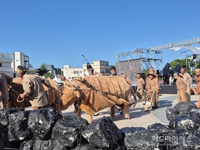 하귀1리 민속보존회의 '가문동 아끈코지 원담역시' 공연.