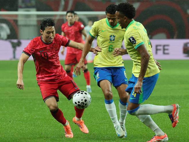 10일 서울 마포구 서울월드컵경기장에서 열린 한국과 브라질 축구 대표팀의 친선경기. 한국 이강인이 볼 경합을 하고 있다. 사진=연합뉴스