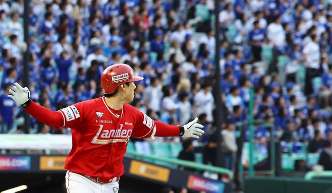 11일 인천 SSG랜더스필드에서 열린 2025 KBO 포스트시즌 준플레이오프 2차전 삼성 라이온즈와 SSG 랜더스의 경기, 9회말 원아웃 SSG 김성욱이 굿바이 홈런을 치고 있다. 사진=뉴시스