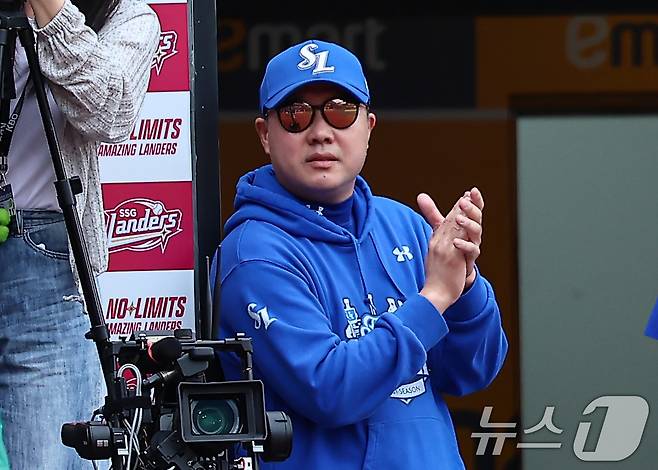 9일 오후 인천 SSG 랜더스필드에서 열린 프로야구 2025 신한 SOL뱅크 KBO 준플레이오프 1차전 삼성 라이온즈와 SSG 랜더스의 경기, 삼성 박진만 감독이 4회초 1사 2루 상황에서 삼성 김지찬이 1타점 적시타를 치자 기뻐하고 있다. 2025.10.9/뉴스1 ⓒ News1 김도우 기자