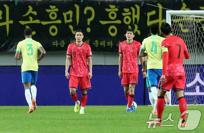 10일 서울월드컵경기장에서 열린 하나은행 초청 축구국가대표팀 친선경기 대한민국과 브라질의 경기, 후반전 대한민국 김민재가 브라질 에스테반에게 골을 허용한 후 아쉬워하고 있다. 2025.10.10/뉴스1 ⓒ News1 장수영 기자