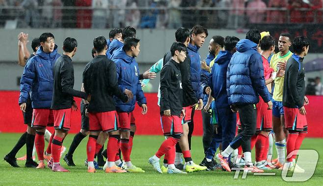 10일 서울월드컵경기장에서 열린 하나은행 초청 축구국가대표팀 친선경기 대한민국과 브라질의 경기에서 0-5로 패배한 대한민국 선수들이 브라질 선수들과 인사하고 있다. 2025.10.10/뉴스1 ⓒ News1 장수영 기자
