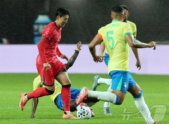 10일 서울월드컵경기장에서 열린 하나은행 초청 축구국가대표팀 친선경기 대한민국과 브라질의 경기, 전반전 대한민국 손흥민이 돌파를 하고 있다. 2025.10.10/뉴스1 ⓒ News1 장수영 기자