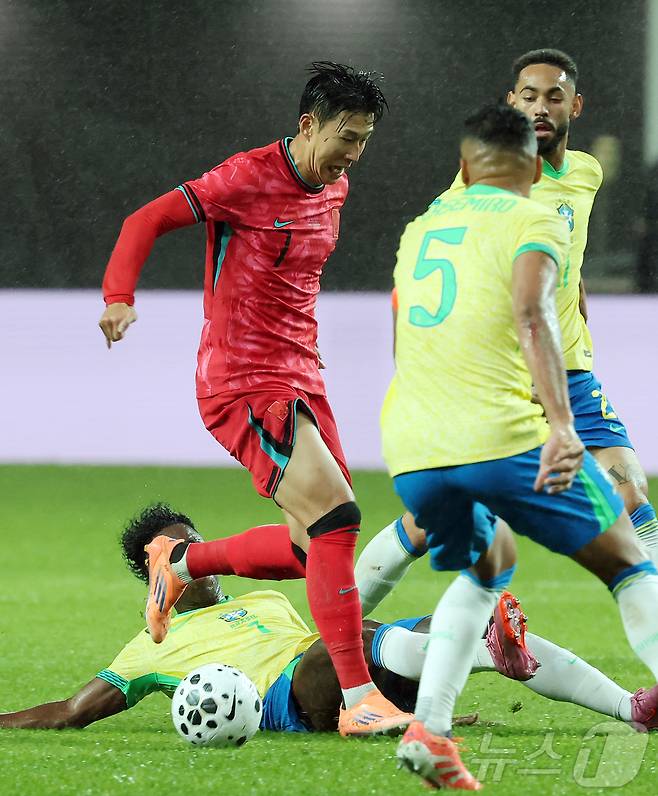 10일 서울월드컵경기장에서 열린 하나은행 초청 축구국가대표팀 친선경기 대한민국과 브라질의 경기, 전반전 대한민국 손흥민이 돌파를 하고 있다. 2025.10.10/뉴스1 ⓒ News1 장수영 기자