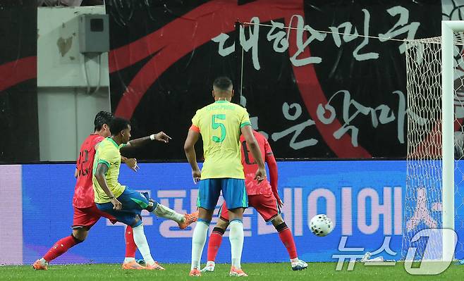 10일 서울월드컵경기장에서 열린 하나은행 초청 축구국가대표팀 친선경기 대한민국과 브라질의 경기, 전반전 브라질 호드리구가 추가골을 넣고 있다. 2025.10.10/뉴스1 ⓒ News1 장수영 기자