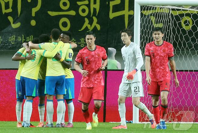 10일 서울월드컵경기장에서 열린 하나은행 초청 축구국가대표팀 친선경기 대한민국과 브라질의 경기, 후반전 브라질 에스테반이 팀의 세 번째 골을 넣은 뒤 동료들과 기쁨을 나누고 있다. 2025.10.10/뉴스1 ⓒ News1 장수영 기자