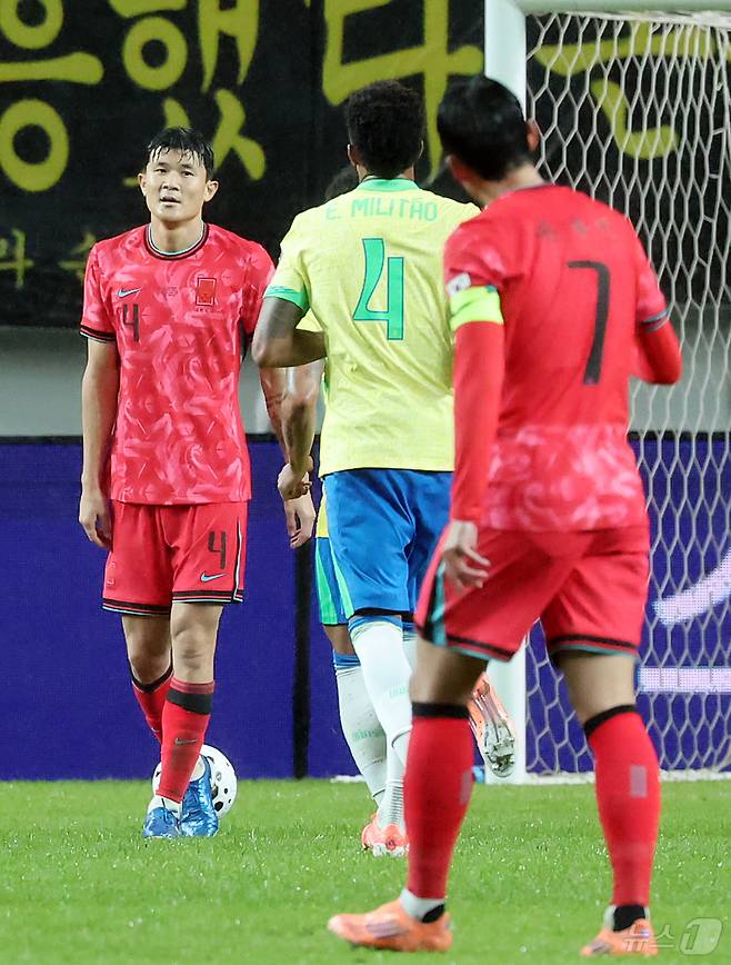 10일 서울월드컵경기장에서 열린 하나은행 초청 축구국가대표팀 친선경기 대한민국과 브라질의 경기, 후반전 대한민국 김민재가 브라질 에스테반에게 골을 허용한 후 아쉬워하고 있다. 2025.10.10/뉴스1 ⓒ News1 장수영 기자