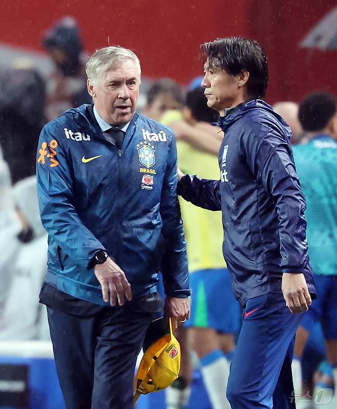 10일 서울월드컵경기장에서 열린 하나은행 초청 축구국가대표팀 친선경기 대한민국과 브라질의 경기 후 브라질 카를로 안첼로티 감독과 홍명보 대한민국 축구대표팀 감독이 인사를 나누고 있다. 2025.10.10/뉴스1 ⓒ News1 장수영 기자