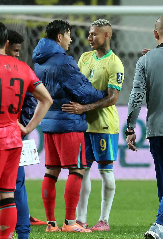 10일 서울월드컵경기장에서 열린 하나은행 초청 축구국가대표팀 친선경기 대한민국과 브라질의 경기, 대한민국 손흥민이 경기 후 브라질 히샬리송과 인사를 나누고 있다. 2025.10.10/뉴스1 ⓒ News1 장수영 기자