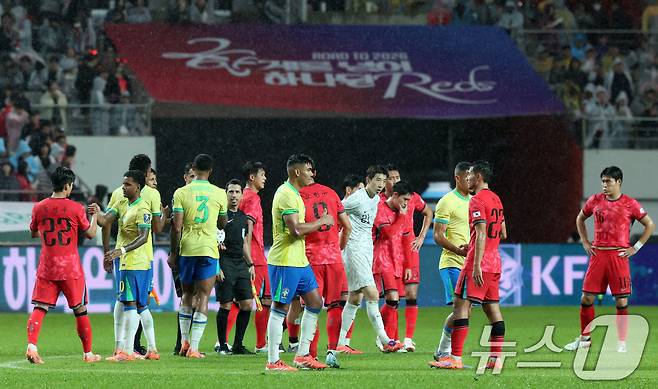 10일 서울월드컵경기장에서 열린 하나은행 초청 축구국가대표팀 친선경기 대한민국과 브라질의 경기에서 0-5로 패배한 대한민국 선수들이 브라질 선수들과 인사하고 있다. 2025.10.10/뉴스1 ⓒ News1 장수영 기자