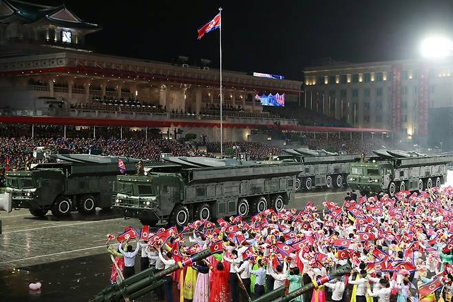 (평양 노동신문=뉴스1) = 북한 노동당 기관지 노동신문은 11일 당 창건 80주년 경축 열병식이 전날 김일성광장에서 성대히 거행됐다고 보도했다. 새 대륙간탄도미사일(ICBM) '화성-20형'이 이날 처음 공개됐다. [국내에서만 사용가능. 재배포 금지. DB 금지. For Use Only in the Republic of Korea. Redistribution Prohibited] rodongphoto@news1.kr