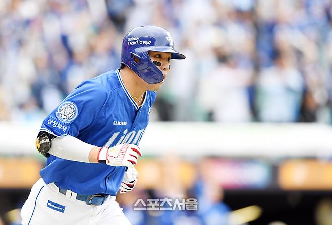 삼성 김영웅이 9일 인천SSG랜더스필드에서 열린 2025 KBO 준플레이오프 1차전 SSG와 경기에서 3회초 SSG 화이트를 상대로 우월 투런포를 때린 후 베이스를 돌고 있다. 문학 | 박진업 기자 upandup@sportsseoul.com