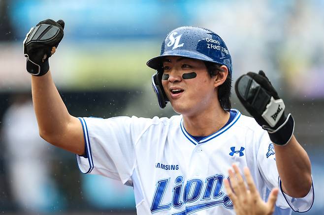 삼성 구자욱이 7일 대구삼성라이온즈파크에서 열린 2025 KBO 포스트시즌 와일드카드 결정전 2차전 NC전에서 1회말 득점에 성공한 후 기뻐하고 있다. 사진 | 삼성 라이온즈