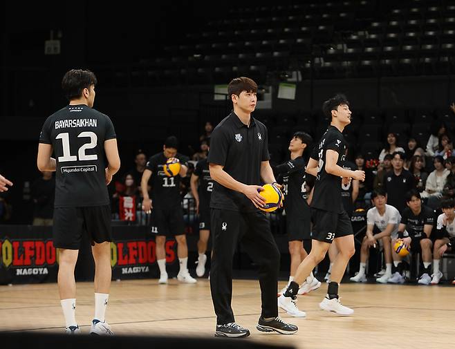 문성민(가운데) 코치. 사진 | 현대캐피탈