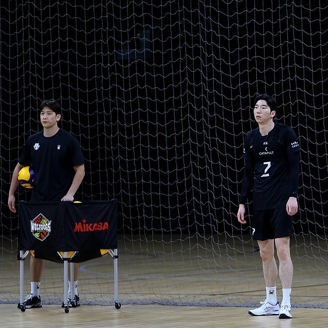 문성민(왼쪽) 코치와 허수봉. 사진 | 현대캐피탈