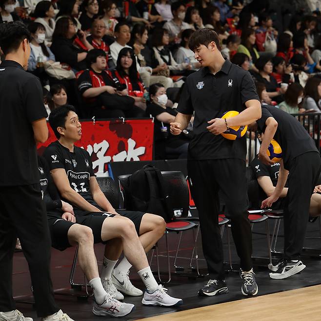 문성민(오른쪽에서 첫 번쨰) 코치. 사진 | 현대캐피탈