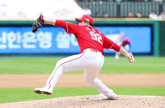 SSG 이로운이 11일 인천SSG랜더스필드에서 열린 2025 KBO리그 포스트시즌 삼성과 준PO 2차전 등판해 역투하고 있다. 사진 | 연합뉴스