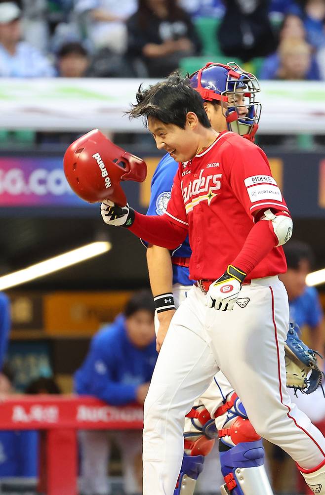 SSG 김성욱이 11일 인천SSG랜더스필드에서 열린 2025 KBO리그 포스트시즌 삼성과 준PO 2차전 9회말 끝내기 홈런을 친 후 홈을 밟고 있다. 사진 | 연합뉴스