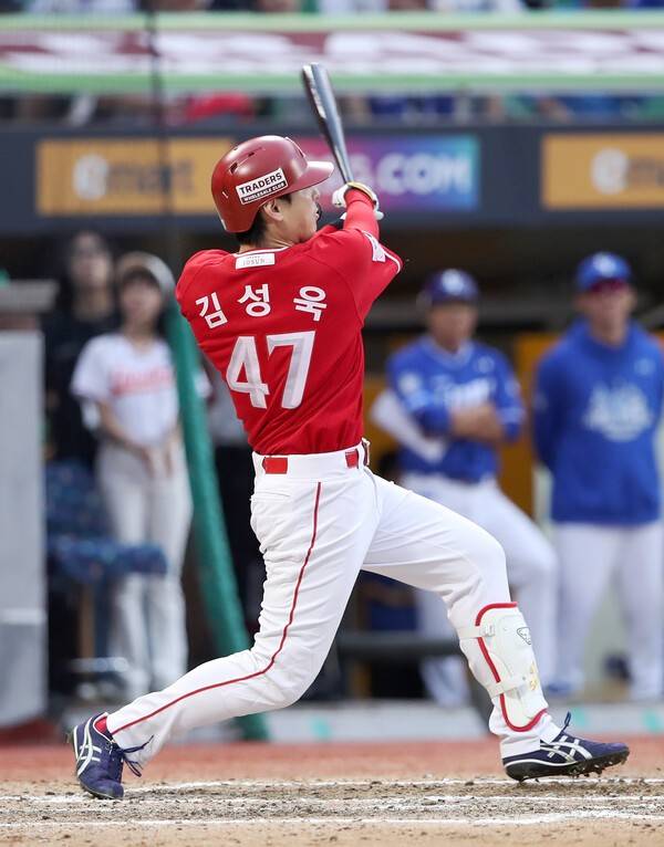11일 SSG랜더스필드에서 치러진 삼성 라이온즈와의 2025 신한 SOL뱅크 KBO 포스트시즌 준플레이오프 2차전에서 SSG 랜더스의 김성욱이 홈런포를 선보이는 중이다. /사진=SSG 랜더스