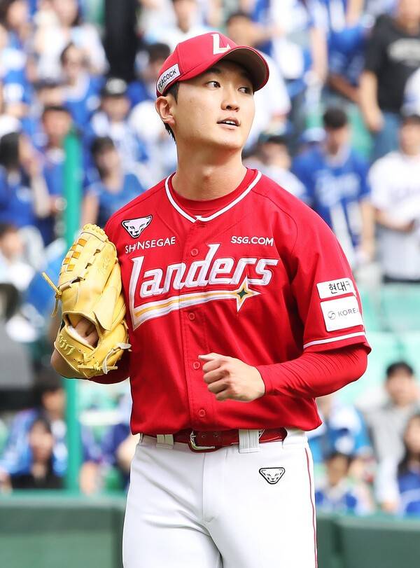 11일 SSG랜더스필드에서 치러진 삼성 라이온즈와의 2025 신한 SOL뱅크 KBO 포스트시즌 준플레이오프 2차전에서 SSG 랜더스의 김건우가 마운드를 바라보고 있다. /사진=SSG 랜더스