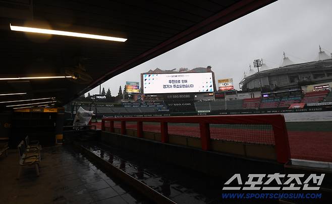 10일 인천SSG랜더스필드에서 열릴 예정이던 SSG와 삼성의 준PO 2차전이 우천 취소됐다. 인천=박재만 기자 pjm@sportschosun.com/2025.10.10/