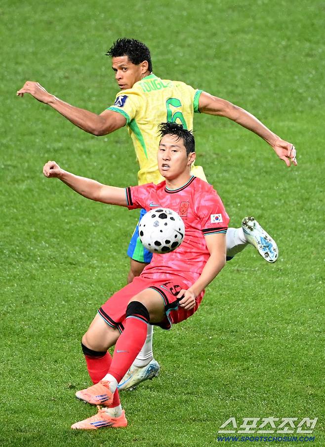 10일 서울월드컵경기장에서 열린 대한민국 축구대표팀과 브라질의 A매치 평가전, 이강인이 산토스와 공중볼을 다투고 있다. 상암=허상욱 기자wook@sportschosun.com/2025.10.10/