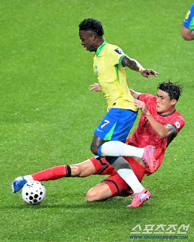 10일 서울월드컵경기장에서 열린 대한민국 축구대표팀과 브라질의 A매치 평가전, 김민재가 비니시우스의 돌파를 태클로 저지하고 있다. 상암=허상욱 기자wook@sportschosun.com/2025.10.10/