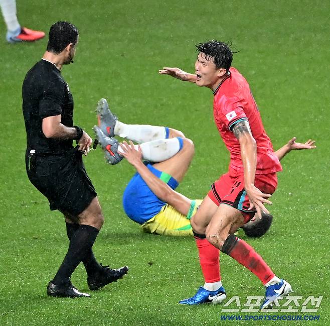 10일 서울월드컵경기장에서 열린 대한민국 축구대표팀과 브라질의 A매치 평가전, 김민재가 마테우스 쿠냐에 태클을 시도한 후 파울 선언에 격분하고 있다. 상암=허상욱 기자wook@sportschosun.com/2025.10.10/