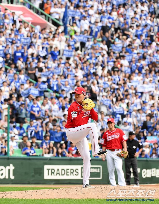 11일 인천 SSG랜더스필드에서 열린 삼성과 SSG의 준PO 2차전. SSG 선발 김건우가 투구하고 있다. 인천=정재근 기자 cjg@sportschosun.com/2025.10.11/