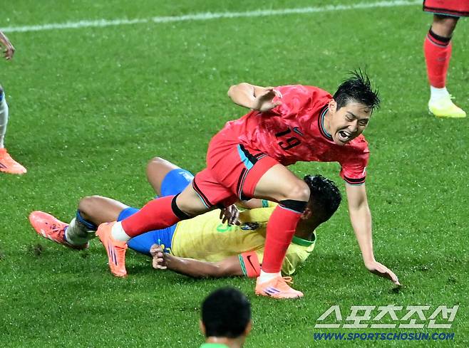 10일 서울월드컵경기장에서 열린 대한민국 축구대표팀과 브라질의 A매치 평가전, 이강인이 카세미루의 태클에 넘어지고 있다. 상암=허상욱 기자wook@sportschosun.com/2025.10.10/