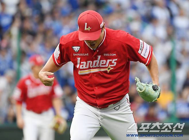 11일 인천 SSG랜더스필드에서 열린 삼성과 SSG의 준PO 2차전. 7회초 2사 1루 김성윤 타석. 1루주자 홍현빈의 2루 도루를 저지한 노경은이 포효하고 있다. 인천=정재근 기자 cjg@sportschosun.com/2025.10.11/