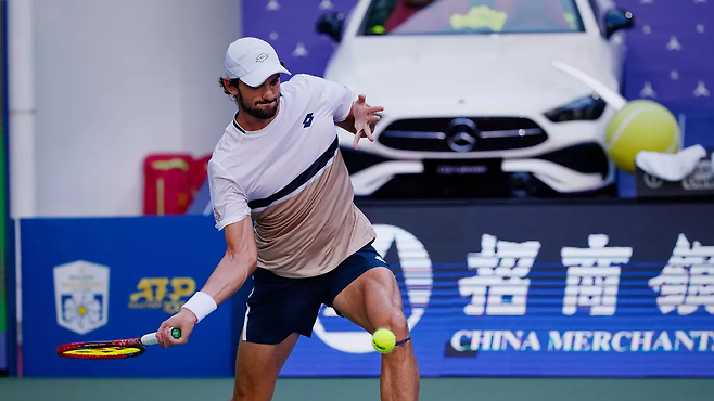 포핸드 스트로크를 치고 있는 바쳬로