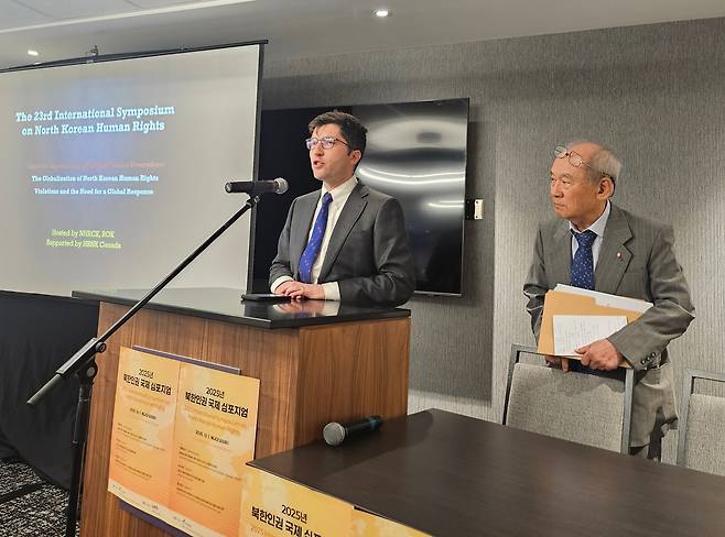 캐나다 보수당 그림자 내각의 가넷 제니스 고용부 장관(왼쪽)이 1일 오타와에서 열린 '북한인권 국제 심포지엄'에 참석해 축사를 하고 있다. 오른쪽은 이경복 캐나다 북한인권협의회 회장. /국가인권위원회